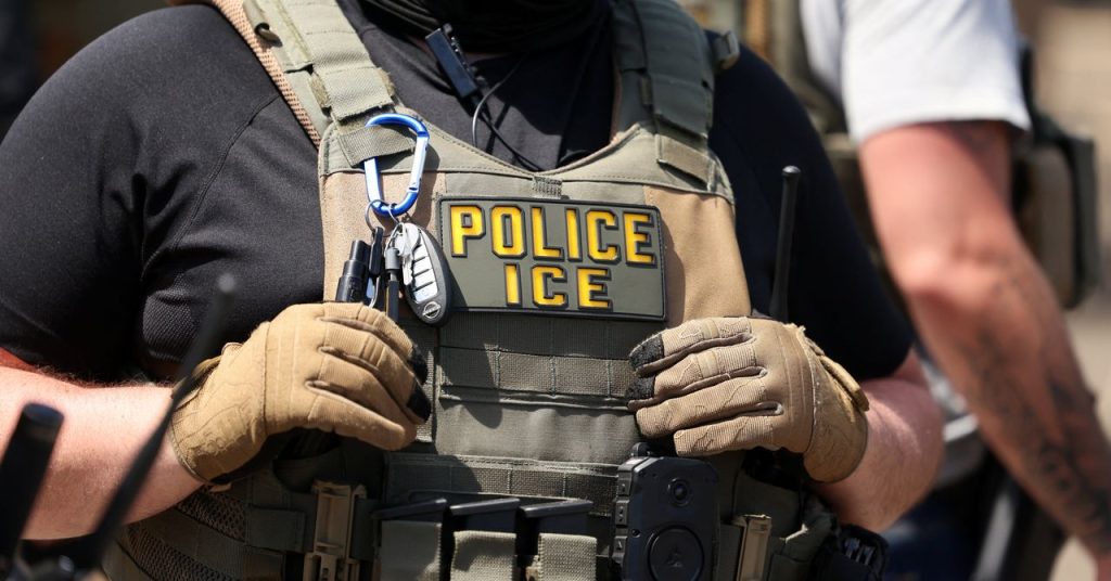 تستخدم شركة ICE أدوات وسيط البيانات “للتعرف على القاصرين غير المصحوبين بذويهم” و”الاحتيال”