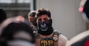 تريد الولايات من وكلاء ICE أن يظهروا وجوههم. إدارة ترامب تمنعهم