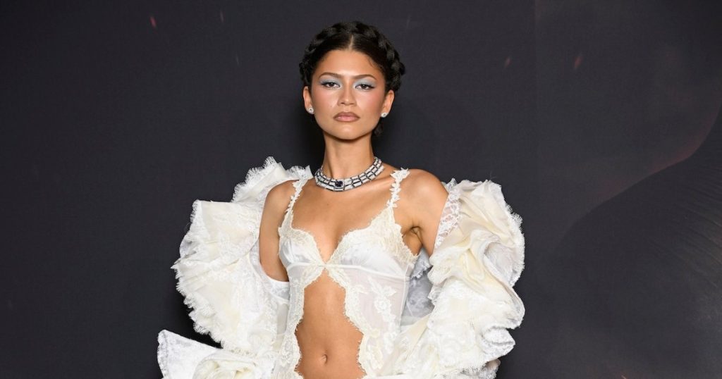 لحظات أزياء Zendaya المذهلة على مر السنين: جولة صحفية من Disney إلى “The Odyssey”