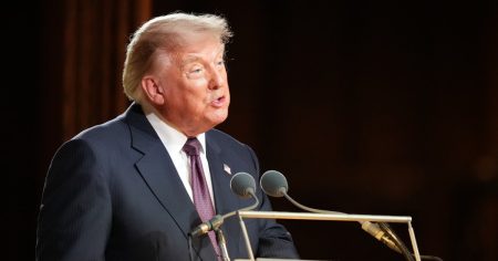 البيت الأبيض ينفي ادعاءات بأن الرئيس دونالد ترامب نام أثناء جنازة السيناتور ليندسي جراهام