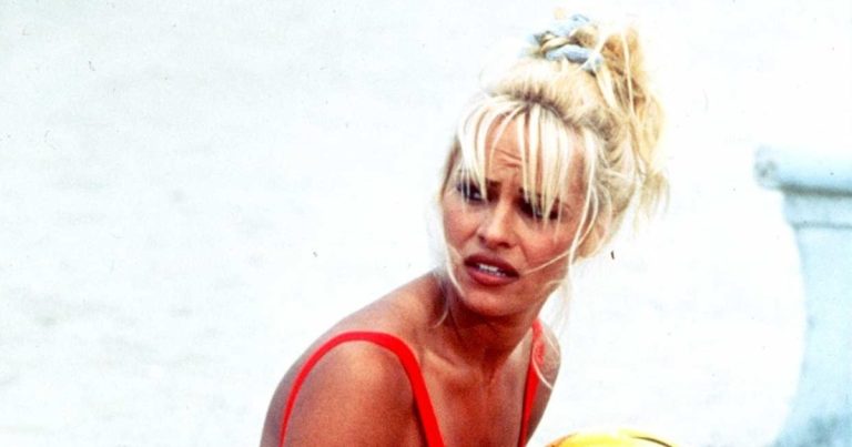 باميلا أندرسون تكشف ما إذا كان المعجبون سيرونها تظهر في إعادة تشغيل “Baywatch”: “الآن هو وقتي”