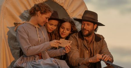 أكبر التغييرات التلفزيونية في مسلسل Little House on the Prairie على Netflix: الشخصيات المفقودة في التفاصيل الدينية