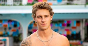 كاليب من Love Island USA يسأل الآخرين عما تعنيه كلمة “French Fry” بعد ارتباك كلمة رمز الجنس