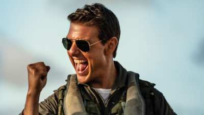 توم كروز يتسلم جائزة MTV Movie and TV أثناء قيادته لطائرة