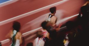 العدائين الشباب النخبة أصبحوا سريعين بشكل غريب. مرحبًا بكم في “تتبع التضخم”