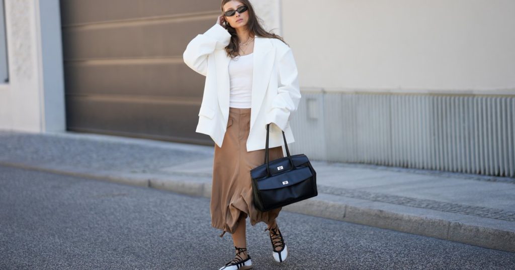ICYMI، أحذية الباليه المريحة هي إصدار 2026 من Clean White Kicks – تسوق الأنماط بدءًا من 37 دولارًا