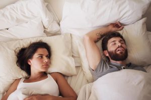 يكشف استطلاع جديد أن عادات النوم “المزعجة” الخاصة بك يمكن أن تدفع شريكك بعيدًا