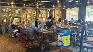الرئيس التنفيذي لشركة Cracker Barrel يتنحى عن منصبه