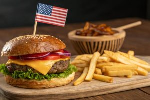 تم الكشف عن أرخص مدينة في أمريكا لتناول برجر الجبن والبطاطا المقلية والصودا – وقد يفاجئك ذلك