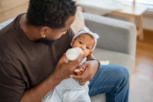 تغذية الطفل هي العلامات الحمراء التي يجب مراقبتها — وما هو طبيعي بالفعل