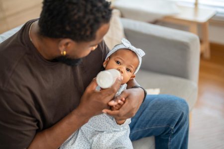 تغذية الطفل هي العلامات الحمراء التي يجب مراقبتها — وما هو طبيعي بالفعل