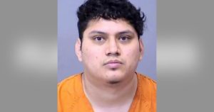 مساعد طبيب الأسنان يعتدي جنسيًا على مرضى قاصرين ويلتقط صورًا “غير لائقة” لطفل في الرابعة من عمره
