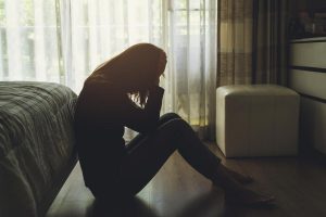 دفنت والدتي رماد والدي سراً وتركتني خارج وداعه الأخير
