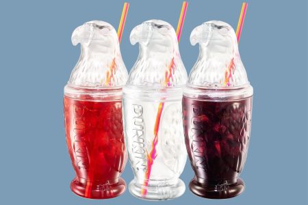 كأس النسر الأمريكي 250 من Dunkin يثير حالة من الجنون بينما يتسابق المشجعون للحصول على واحدة