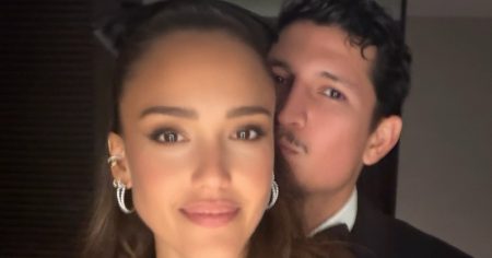 تشارك جيسيكا ألبا مقطع فيديو مليئًا بالمساعد الرقمي الشخصي (PDA) مع صديقها داني راميريز قبل حفل زفاف تايلور سويفت