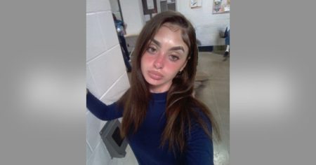 ماكنزي شيريلا تقف لالتقاط صورة جديدة في السجن، وتظهر شق الحاجب بينما يشارك فريقها التحديث
