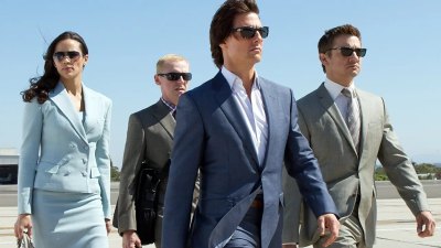أربعة أشخاص يسيرون تحت أشعة الشمس في فيلم Mission: Impossible — Ghost Protocol.