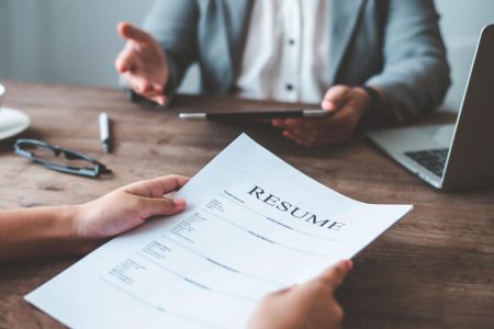 خريج جامعي متلهف يرتكب خطأ محرجًا بقبول عرض العمل