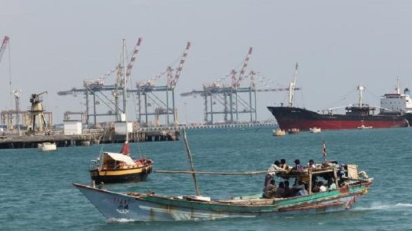 ميناء المخا اليمني يوقف عمليات الشحن والتفريغ بعد تكرار الهجمات الحوثية