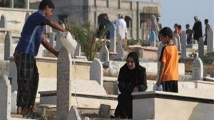حكم توزيع الصدقات عند زيارة المقابر.. الإفتاء تجيب