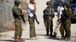 إصابة 12 فلسطينيا إثر هجوم مستوطنين بين قريتين في رام الله