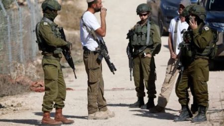 إصابة 12 فلسطينيا إثر هجوم مستوطنين بين قريتين في رام الله