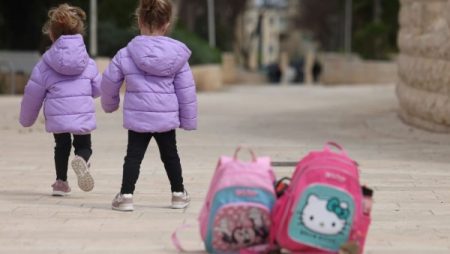 فضيحة تهز إسرائيل.. اتهام عاملين في حضانة بتعذيب الرضع وكسر ذراع طفل