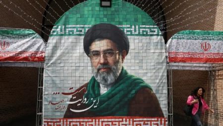 «حيّ أم مبتور الأطراف أم شبح؟».. لغز مجتبى خامنئي يحير إيران