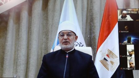 عباس شومان يطمئن على صحة مفتي الجمهورية بعد عملية قسطرة في القلب