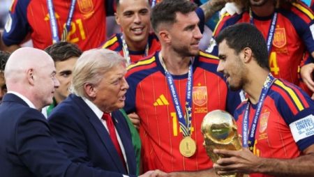 الفيفا يتراجع عن خطة بيع حصص من كأس العالم بعد موجة اعتراضات واسعة