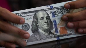 الدولار يستقر قرب أدنى مستوى في شهرين مع صعود النفط وترقب بيانات التضخم