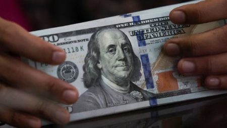 الدولار يستقر قرب أدنى مستوى في شهرين مع صعود النفط وترقب بيانات التضخم