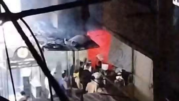رجال الإطفاء والأهالي يتكاتفون.. حريق ضخم يلتهم محلًا بعزبة النخل