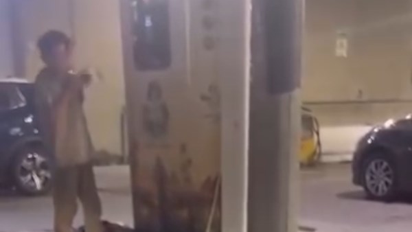 «الكاميرا فضحته».. ضبط صغير متهم بسرقة محتويات ماكينة قمامة بالدقي