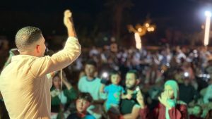 بعد تفاعل الجمهور.. مطرب يشعل أجواء الصيف في العين السخنة وسط إقبال كبير من المُصيفين