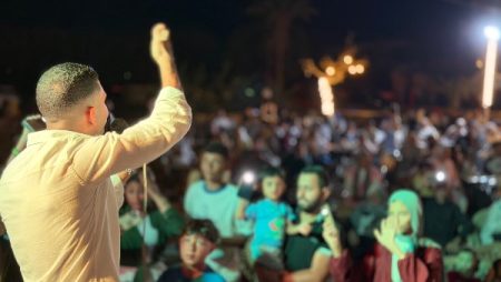 بعد تفاعل الجمهور.. مطرب يشعل أجواء الصيف في العين السخنة وسط إقبال كبير من المُصيفين