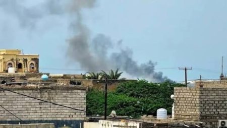 الحوثيون يطلقون 5 صواريخ على سفينة قرب باب المندب ويستأنفون قصف مدينة المخا