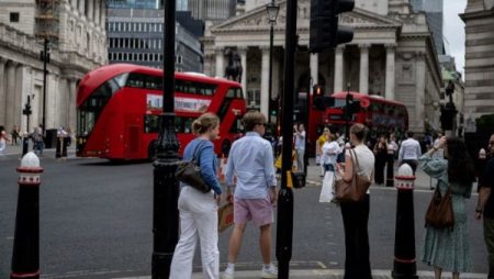 الذهاب إلى العمل بالشورت.. تقاليع جديدة لمواجهة موجات الحر في أوروبا وآسيا
