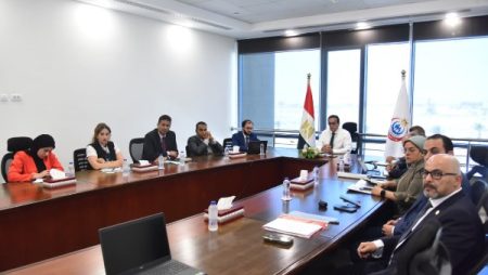 وزير الصحة يبحث مقترح شراكة لإدارة وتشغيل مركز المعايرة والاختبار بمعهد ناصر