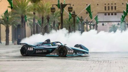 لأول مرة.. السعودية تحصد جائزة أفضل دولة مستضيفة من فورمولا إي