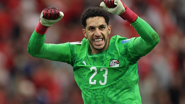 الأهلي يتوعد رباعي التجديد بتقليص المشاركة بسبب تعديل العقود