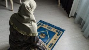مكانك مش هنا صلي عند الحمامات.. سيدة تروي تفاصيل منع صديقتها من الصلاة داخل مطعم شهير