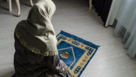 مكانك مش هنا صلي عند الحمامات.. سيدة تروي تفاصيل منع صديقتها من الصلاة داخل مطعم شهير
