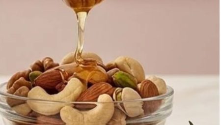 ماذا يحدث للجسم عند تناول العسل بالمكسرات؟