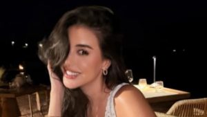 ياسمين صبري تتألق في اليونان بهذه الإطلالة.. شاهد