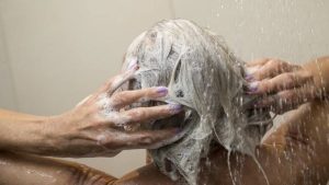 غسيل الشعر يوميًا خلال الحر.. هل يضر فروة الرأس؟.. ماذا تفعل صاحبة الشعر الجاف؟.. الأفضل استشارة طبيب جلدية في هذه الحالات