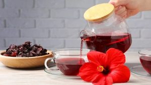 فوائد ومحاذير.. ماذا يحدث لجسمك عند شرب الكركديه يوميًا؟