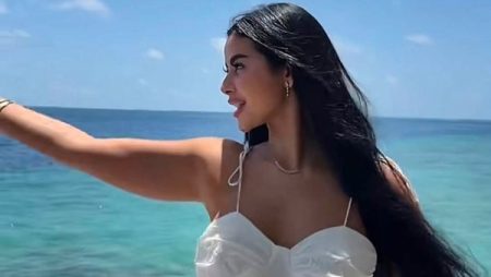 بالأبيض.. منة عرفة تثير الجدل بفستان جريء