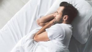 الشاشات تعطل هرمون الميلاتونين.. نصائح طبية للحصول على نوم صحي