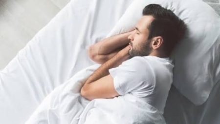 الشاشات تعطل هرمون الميلاتونين.. نصائح طبية للحصول على نوم صحي